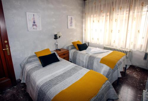מיטה או מיטות בחדר ב-Pensión Como en Casa