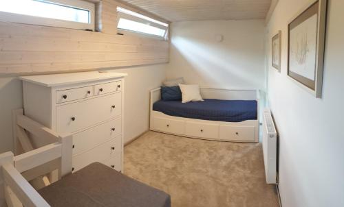 ein kleines Schlafzimmer mit einem Bett und einer Kommode in der Unterkunft Nedidelis, jaukus namelis Palangoje, Čiki Puki in Palanga