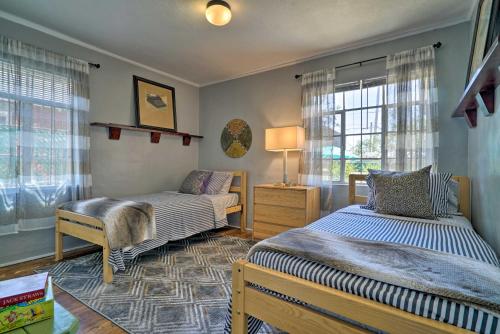 - une chambre avec 2 lits, une chaise et des fenêtres dans l'établissement El Paso Home with Backyard and Outdoor Fireplace!, à El Paso