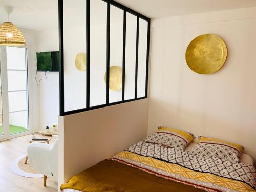 a bedroom with a bed and a window at Studio ScandiChic tout équipé centre-gare-rives-clinique à pied in Caen