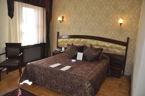 a hotel room with a bed and a chair at Turquhouse Hotel in Istanbul