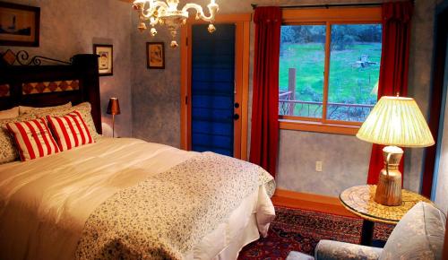 a bedroom with a bed and a window at Sierra Trails Retreat in Mariposa