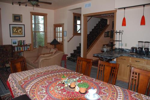a living room with a table and a kitchen at Sierra Trails Retreat in Mariposa