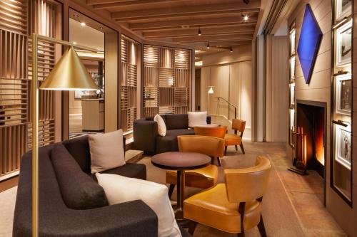ein Wohnzimmer mit Sofas und einem Tisch und Stühlen in der Unterkunft The Little Nell in Aspen