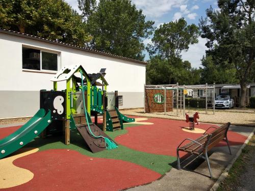 Vaikų žaidimų erdvė apgyvendinimo įstaigoje Camping Parc des 7 Fonts
