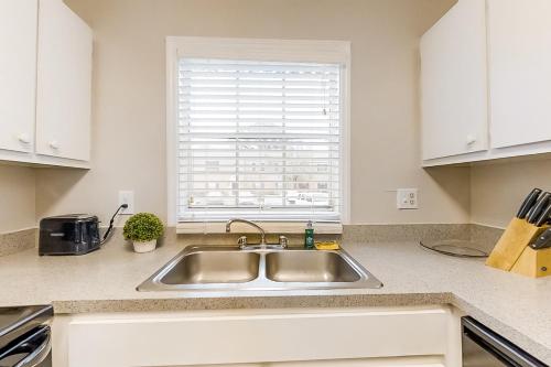 encimera de cocina con fregadero y ventana en Carlton Arms View T3, en Bradenton