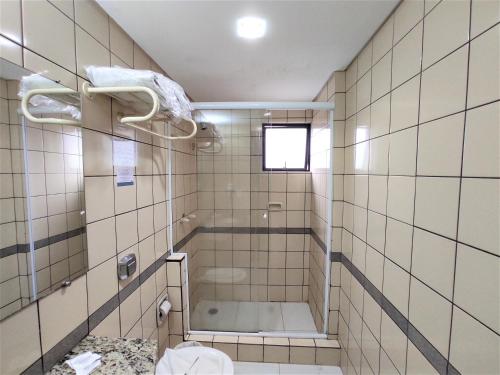 Das Bad ist mit einer Dusche und einer Badewanne ausgestattet. in der Unterkunft Granville Hotel in Curitiba