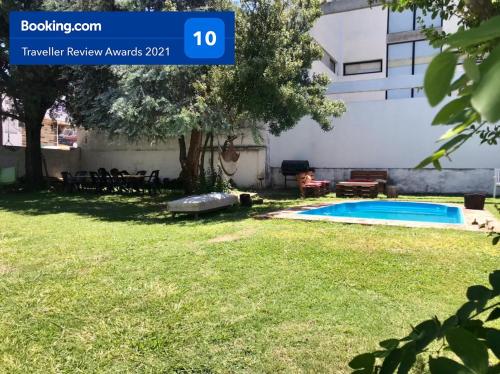 a backyard with a swimming pool and a building at Casa Compartida Barranca Yaco - Habit privadas in Córdoba