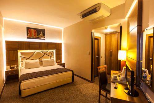 מיטה או מיטות בחדר ב-Rumi Hotel