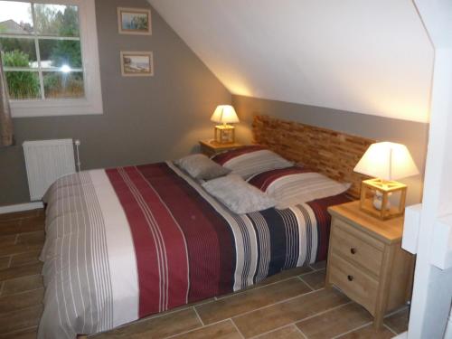 a bedroom with a bed and two lamps on tables at Résidence Honfleuraise in Honfleur