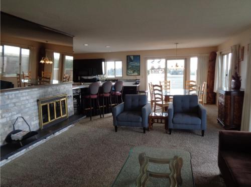 a living room with a fireplace and a table and chairs at The Polynesian Resort in Ocean Shores