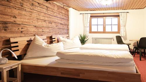 Ένα ή περισσότερα κρεβάτια σε δωμάτιο στο Landhaus Sommerbichl