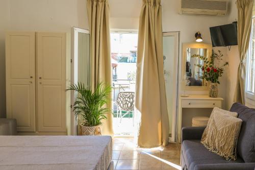 a living room with a bed and a couch at La FLEUR apartments in Skiathos Town