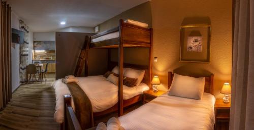 1 Schlafzimmer mit 2 Etagenbetten und 2 Lampen in der Unterkunft Clarina All Seasons Rooms & Apartments in Kruševo