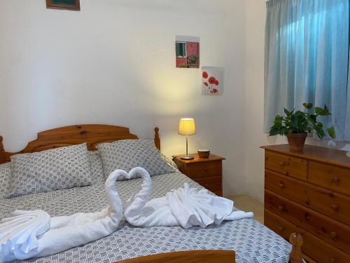1 dormitorio con 2 toallas de cisne en una cama en Villas Yaiza. El Golfo, en El Golfo