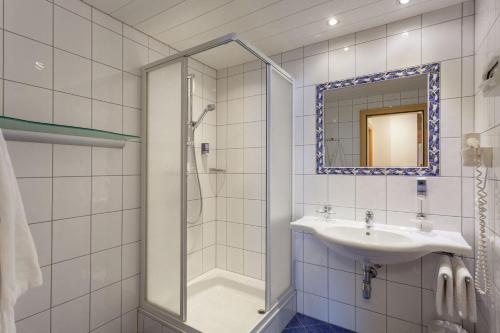 ein Badezimmer mit Dusche und Waschbecken in der Unterkunft Hotel Luggi in Galtür