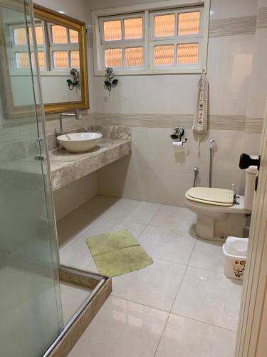 a bathroom with a sink and a toilet at CASA NO CENTRO DE BUZIOS in Búzios
