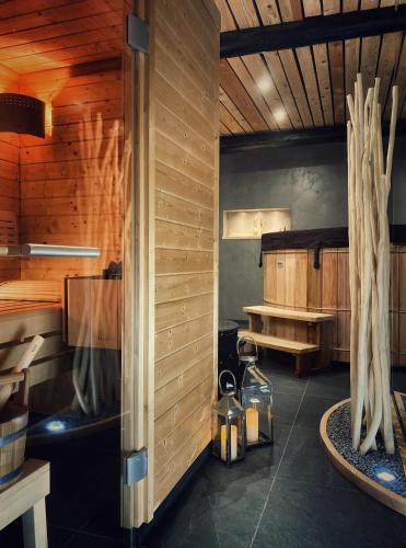 une cuisine avec des murs en bois et une chambre avec des bougies dans l'établissement LA MAISON D INÈS and UGOLIN & SPA, à Baccarat