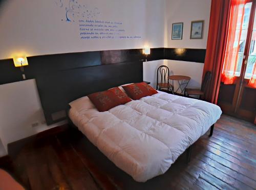 Un pat sau paturi într-o cameră la Maki Suites ex Hotel Da Vinci
