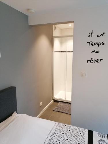 um quarto com uma cama e uma porta de vidro deslizante em Studio Ephémère em Bousval