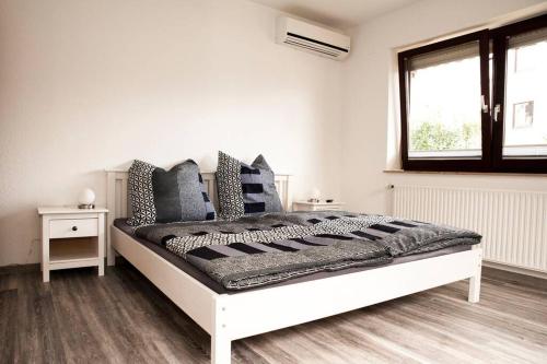 a bedroom with a large bed in a white room at Exklusive Ferienwohnung in Einbeck, Zentrum! NEU!! in Einbeck