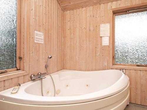 Koupelna v ubytování 6 person holiday home in Fjerritslev