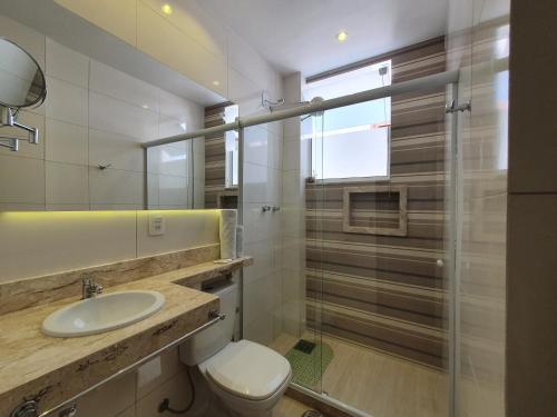 uma casa de banho com um WC, um lavatório e um espelho. em Hotel São Paulo em Nova Friburgo