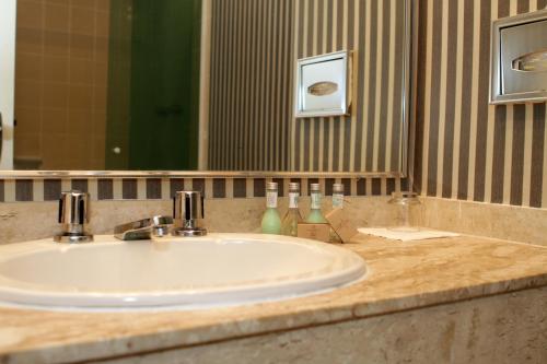 A bathroom at San Raphael Country Hotel