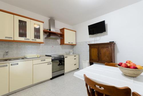 Dapur atau dapur kecil di Apartments Ratko