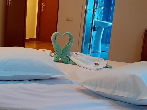 a bed with a heart made out of towels at Casa Azugeana in Azuga