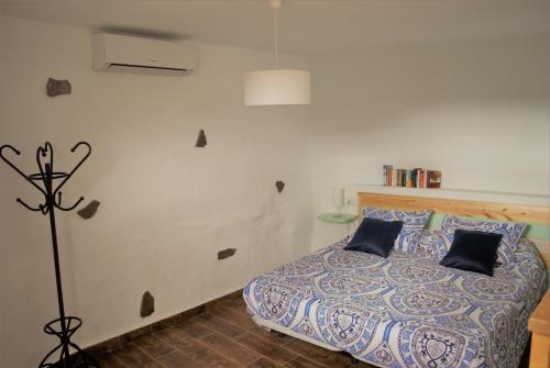 A bed or beds in a room at Finca Ulises Las Hayas