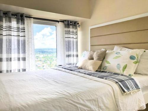 Ένα ή περισσότερα κρεβάτια σε δωμάτιο στο NICE CORNER AYALA 1 bedroom condo at heart of DAVAO CITY with hi speed wi fi internet