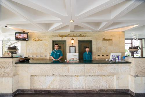 Miembros del personal de Royal Hotel and Villa Batu