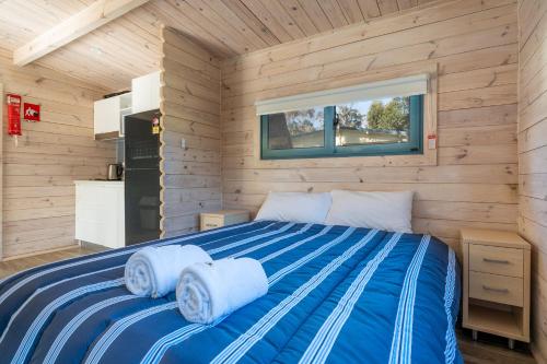 
A bed or beds in a room at BIG4 Tasman Holiday Parks - Racecourse Beach
