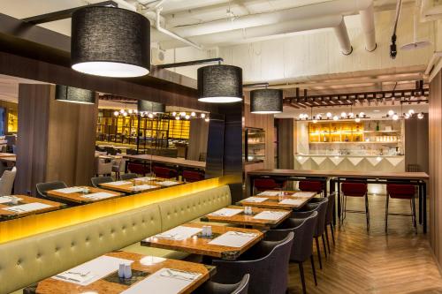 グランド フォワード ホテルにあるレストランまたは飲食店