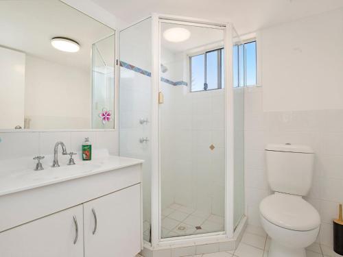 uma casa de banho com um chuveiro, um WC e um lavatório. em Peurto Vallerta Unit 2 em Gold Coast