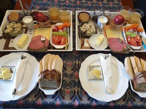 a table with plates of food on a table at DOM GOŚCINNY PTASZARNIA - NATURA-Free PARKING in Świnoujście