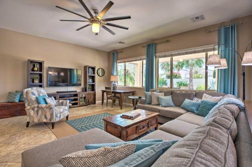 Χώρος καθιστικού στο Modern Azure Home with Beautiful Patio, Pool and Spa!