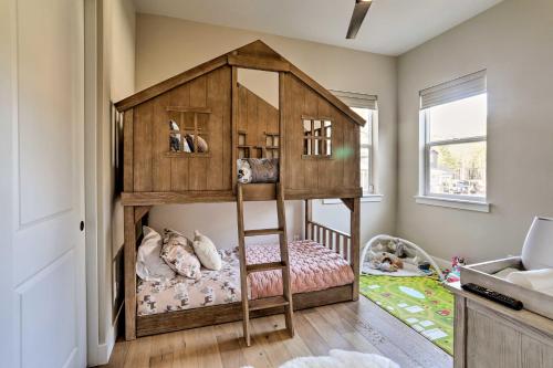 ein Etagenbett aus Holz in einem Kinderzimmer in der Unterkunft Hot Tub and Fire Pit Modern Flagstaff Home in Flagstaff
