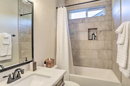 ein Badezimmer mit Badewanne, Waschbecken und Toilette in der Unterkunft Hot Tub and Fire Pit Modern Flagstaff Home in Flagstaff