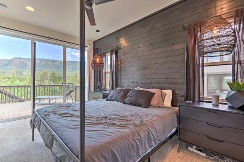um quarto com uma cama e uma varanda em Upscale Pine Cabin with Fire Pit, Deck and Mtn Views! em Pine