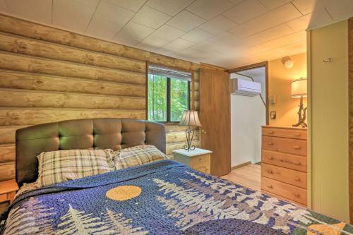 En eller flere senge i et værelse på Quaint Lake Cottage with Pool and Beach Access!