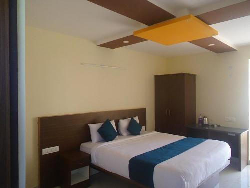Säng eller sängar i ett rum på SV Dreamstay near Kempegowda International Airport