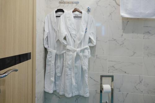 - un peignoir suspendu à un portant dans la salle de bains dans l'établissement Skyview City, à Moscou