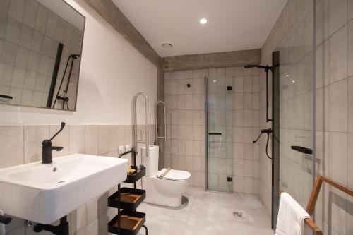 A bathroom at AFTER Hotel