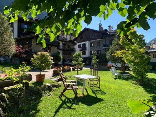 a table and chairs in the garden of a house at Hameau De Jadis in Pré-Saint-Didier