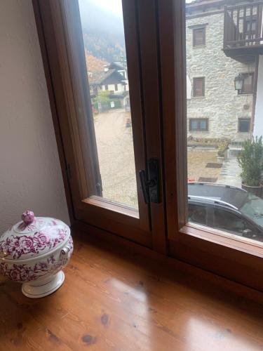 an open door to a window with a view of a building at Hameau De Jadis in Pré-Saint-Didier