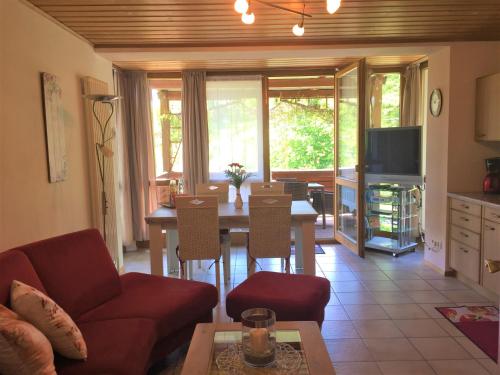 sala de estar con sofá y mesa en Ferienwohnung Gammer, en Rimbach