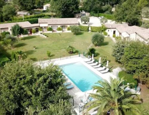 una vista aérea de una casa con piscina en La Résidence du Moulin, en Tourrettes-sur-Loup