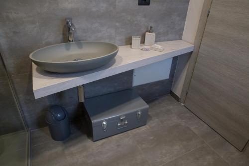 a bathroom with a bowl sink on a counter at Vitae di Langa in Grinzane Cavour
